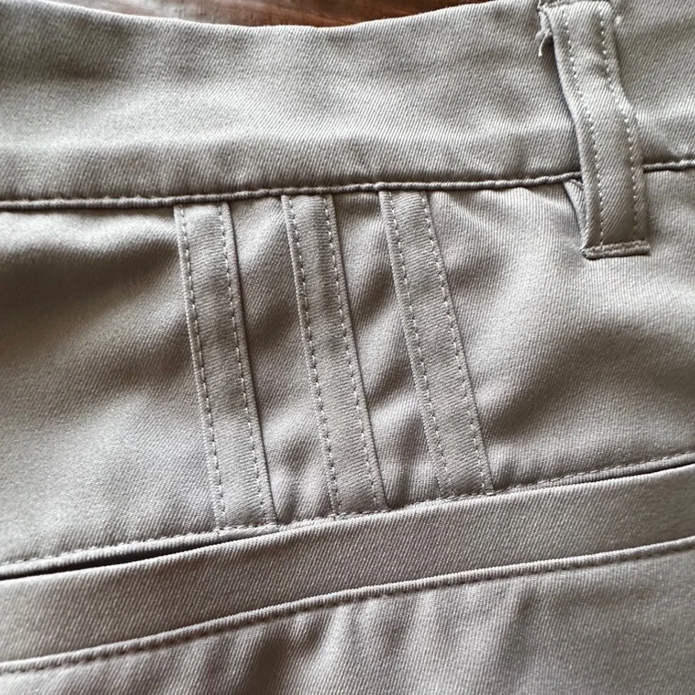 Adidas Mens Golf Shorts Light Grey Flat Front Performance Stretch Size 32